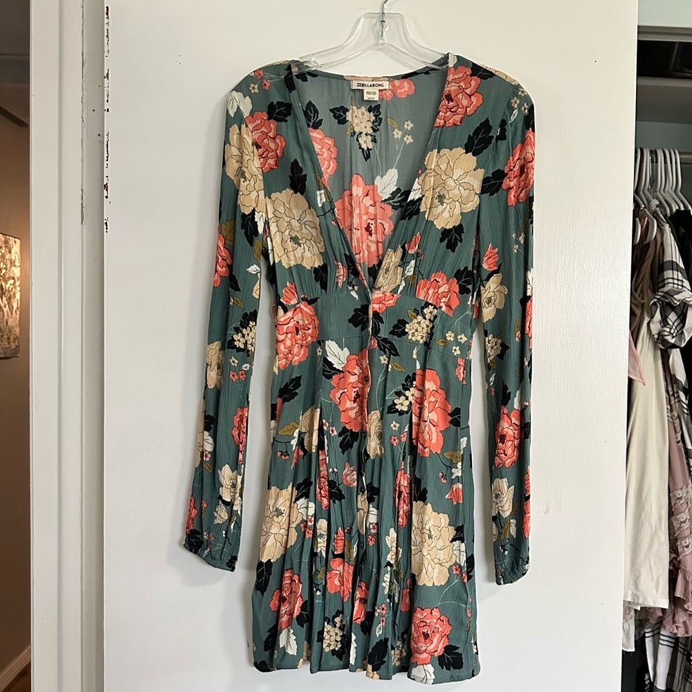 Super cute long sleeved billabong dress
